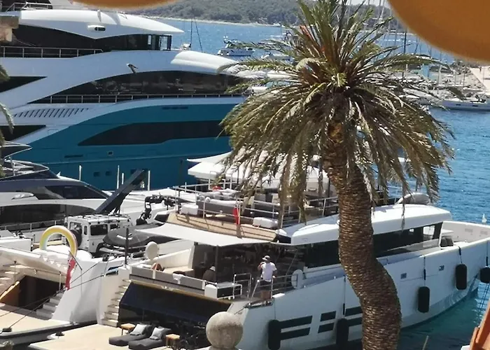 Azamara Old Town 赫瓦尔