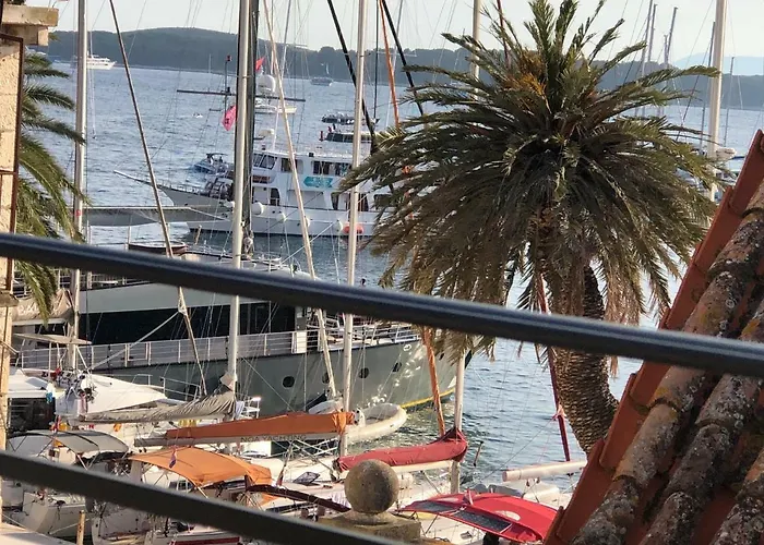 Azamara Old Town * 赫瓦尔